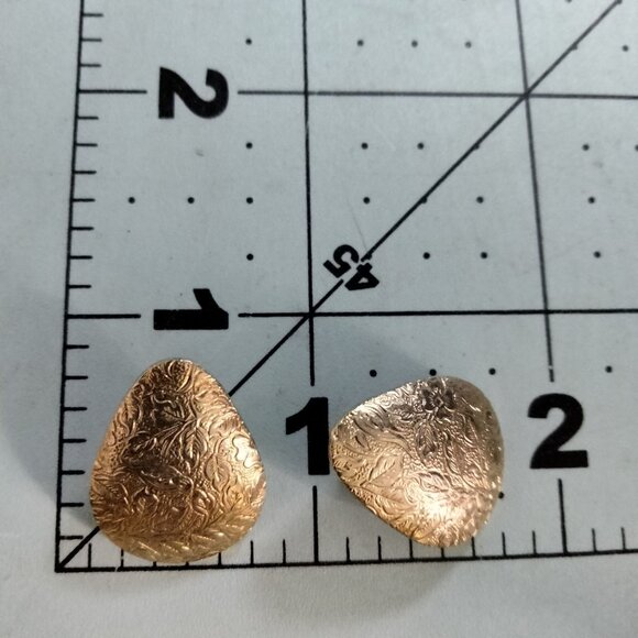 Textured Gold Tone Teardrop Earrings Vintage Style Floral Pattern Pierced Posts - Picture 3 of 10